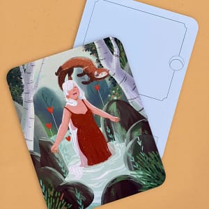Carte danse aquatique illustrant une femme souriante dans une rivière, entourée de forêt et montagnes, avec une loutre sautant au-dessus d’elle.