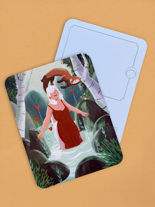 Carte danse aquatique illustrant une femme souriante dans une rivière, entourée de forêt et montagnes, avec une loutre sautant au-dessus d’elle.